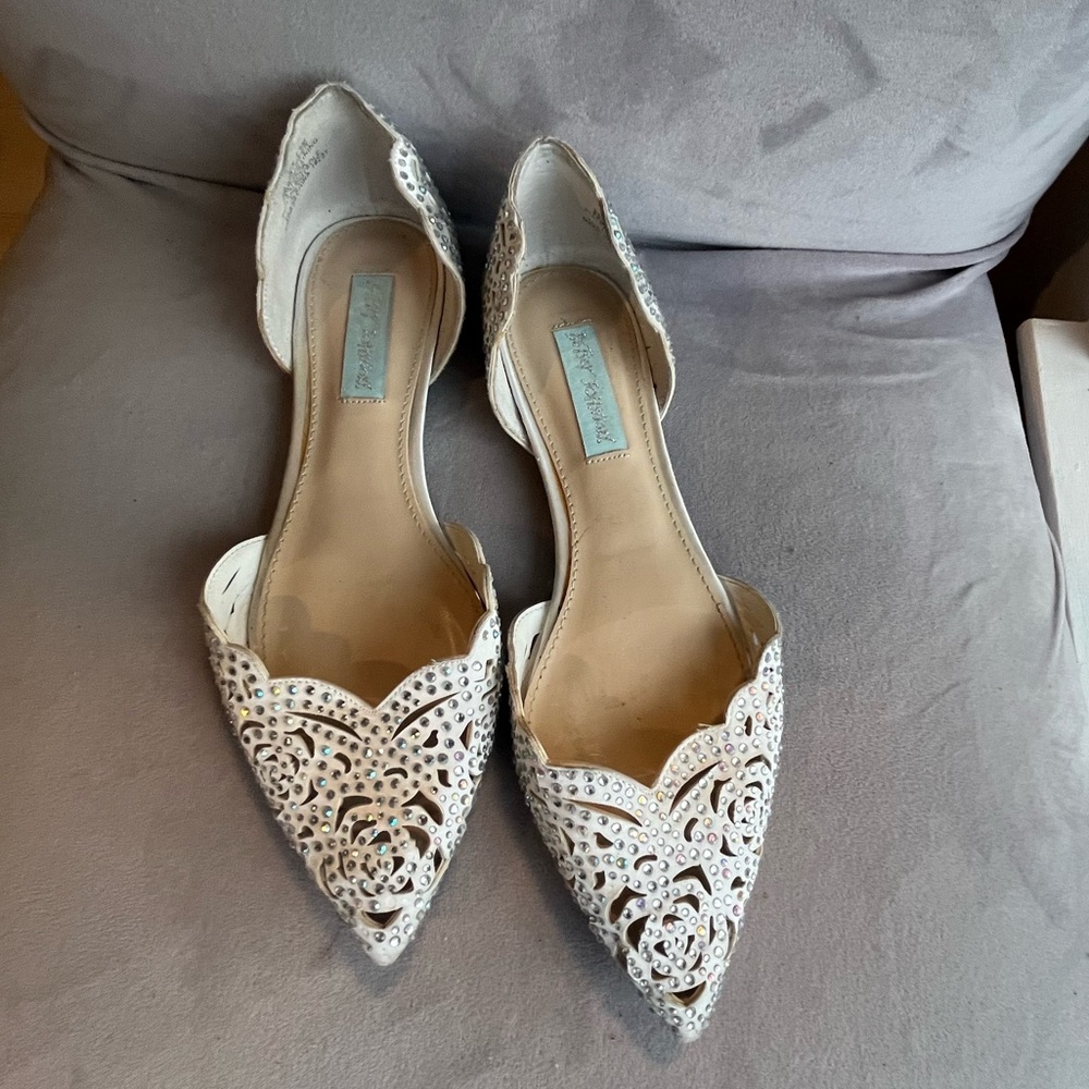 Blue by Betsey Johnson Ivory "Lucy"‎ Rhinestone Wedding Flats Size 7.5